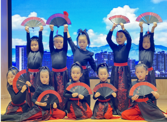 龙行龘龘 前程朤朤-爱森特幼儿园“儿童的一百种语言”新年跨年展演圆满成功